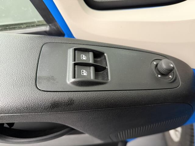 Fiat DUCATO 140PK Bakwagen+Laadklep | Trekhaak 3000Kg | Zijdeur | Dakspoiler | Navigatie | Camera | Airco | Cruise | 3-Zits