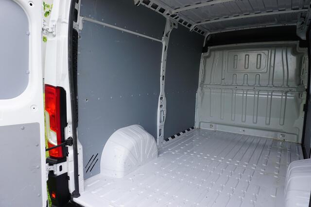 Fiat DUCATO 2.2 MultiJet 180 L2H2 3.5t Automaat |Adaptive Cruise |Camera en digitale binnenspiegel |Standkachel |2 stoelen |2 airbags |Trekhaak |Stoelverwarming |Parkeersensoren voor en achter
