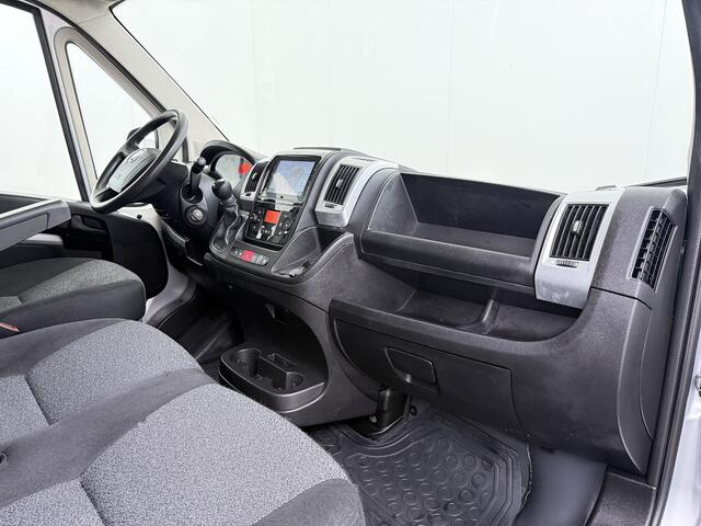 Fiat DUCATO Maxi 35H 2.3D 141PK Automaat L2H1 3-Persoons Trekhaak Navi Camera Cruise Control Ecc Bluetooth Euro 6 Betonplexvloer Wandbetimmering Schuifdeur 3.000KG Trekgewicht