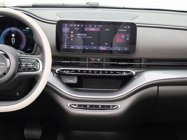 Fiat E-500 C La Prima 42 kWh | Lederen Bekleding | Stoelverwarming | Camera | PDC Rondom | 17" LMV | LED-Verlichting | Keyless | JBL Audio | Full-Map Navigatie | Draadloze Smartphonelader
