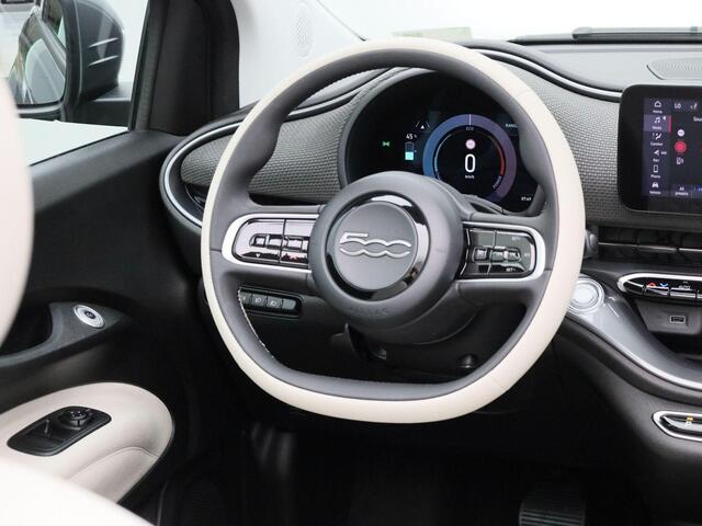 Fiat E-500 C La Prima 42 kWh | Lederen Bekleding | Stoelverwarming | Camera | PDC Rondom | 17" LMV | LED-Verlichting | Keyless | JBL Audio | Full-Map Navigatie | Draadloze Smartphonelader
