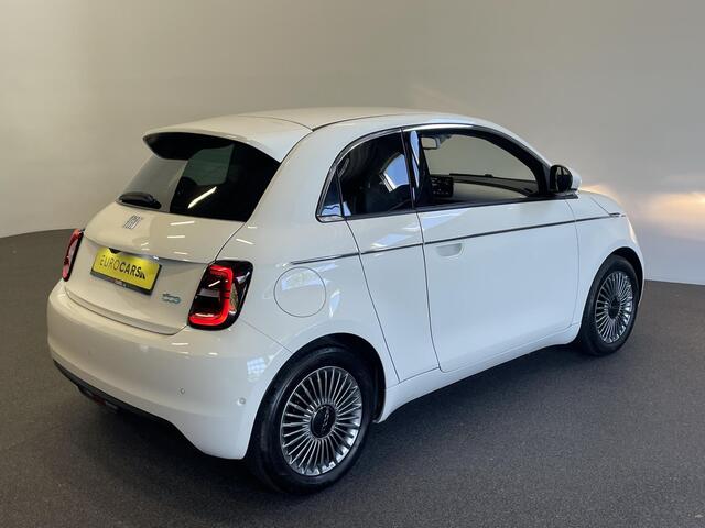 Fiat E-500 Comfort Style 3+1 42 kWh 244km actieradius Navigatie Apple Carplay/Android Auto Camera Parkeersensoren Blind Spot Assist Stoelverwarming Lichtmetalen velgen Ledverlichting Climate Control