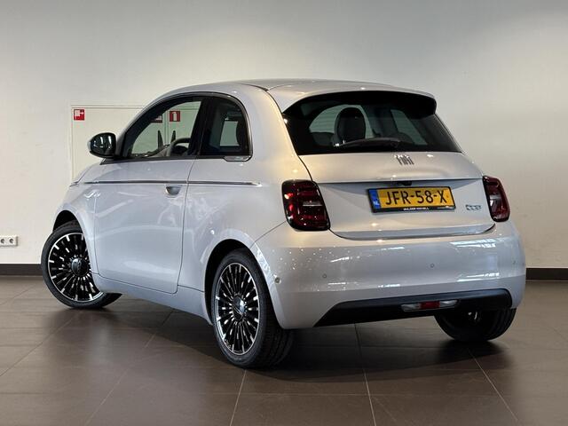 Fiat E-500 La Prima 42 kWh | 8 JAAR GARANTIE! | LEDER | APPLE CARPLAY / ANDROID AUTO | CAMERA | NAVI | DODEHOEK BEWAKING |