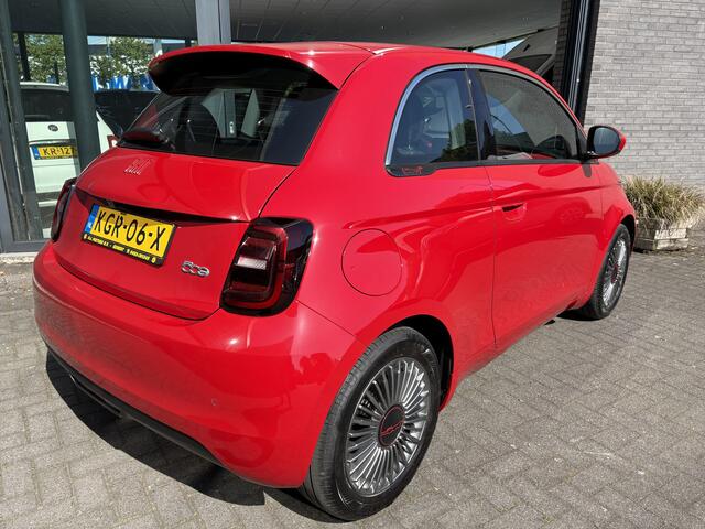 Fiat E-500 24 kWh RED Achteruitrijcamera - Airco - Navigatie - Parkeersensoren achter - Apple carplay - Bluetooth - Cruise control - Keyless start - Led verlichting - Stuur multifunctioneel - Rijstrooksensor - Elektrische ramen
