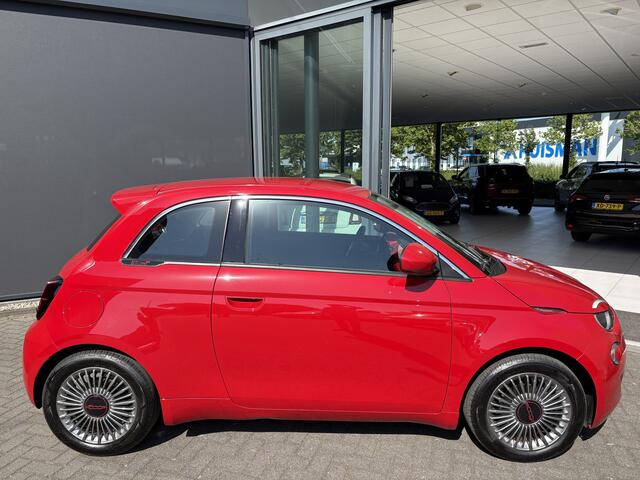 Fiat E-500 24 kWh RED Achteruitrijcamera - Airco - Navigatie - Parkeersensoren achter - Apple carplay - Bluetooth - Cruise control - Keyless start - Led verlichting - Stuur multifunctioneel - Rijstrooksensor - Elektrische ramen