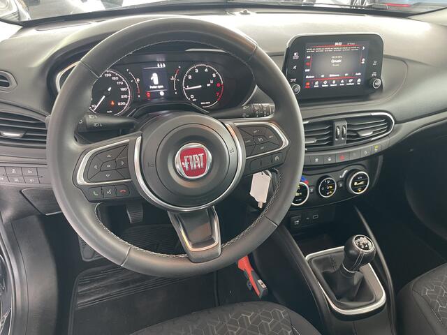 Fiat TIPO Cross 1.0 City Cross Achteruitrijcamera - Airco - Cruise control - Dakrails - Licht metalen velgen 17 inch - U-connect - Stuur multifunctioneel - Bluetooth - Elektrische ramen - Parkeersensoren - Led verlichting - Mistlampen voor - Radio - Start/stop syst