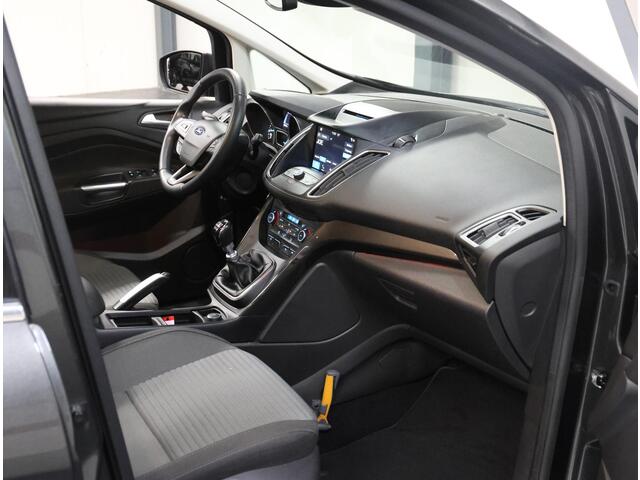Ford C-MAX 125PK Titanium | 1ste eigenaar | 17"LMV | Automatisch Inparkeren | AppleCarplay/Android Auto | Armsteun | Voorruit verwarming | Navigatie | Keyless | Cruise Control | Climate Control | Isofix | Parkeersensoren | Privacy Glass |