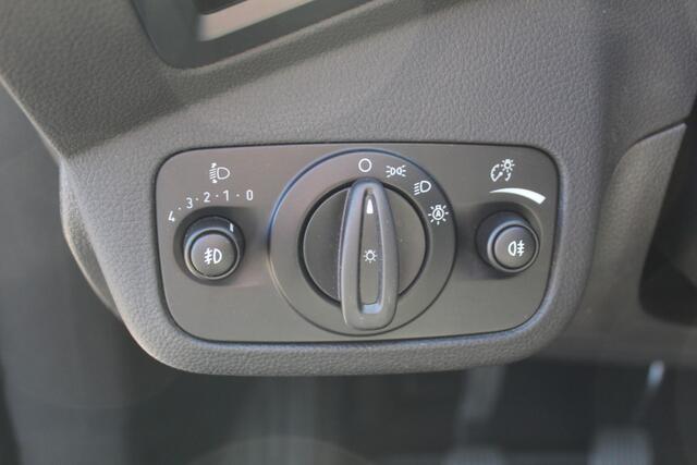 Ford C-MAX 1.0-125pk Titanium. Goed onderhouden hoogzitter ! Autm. airco dual, LM wielen, elektr. achterklep, cruise control, navigatie, telefoonvoorb., panoramadak, metallic lak, voorraamverwarming etc.