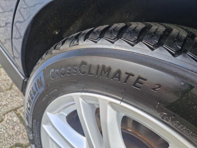 Ford C-MAX 1.0 Titanium Full Options! | Volledig dealer onderhouden | Trekhaak | Stoel stuur en voorruitverwarming | All weather banden | Parking Pack incl camera | Beide voorstoelen in hoogte verstelbaar | Bi xenon verl.