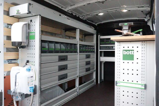 Ford E-Transit 425 L2H2 Trend 68 kWh | NAVI | CAMERA + PDC | VRUIT/STOELVERW | LANE-ASSIST/WARNING | BOTT-BEDRIJFSWAGENINRICHTING |