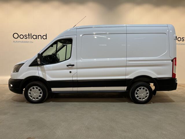 Ford E-Transit 350 L2H2 Trend 68 kWh 184 PK / 100% Elektrisch !! / Airco / Cruise Control / CarPlay / Camera / Navigatie / 3-Zits / 10.350 KM !!