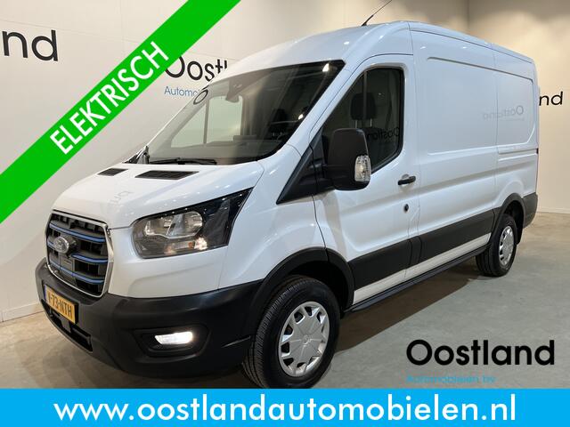 Ford E-Transit 350 L2H2 Trend 68 kWh / 100% Elektrisch !! / Airco / Cruise Control / CarPlay / Camera / Navigatie / 3-Zits / 10.000 KM !!