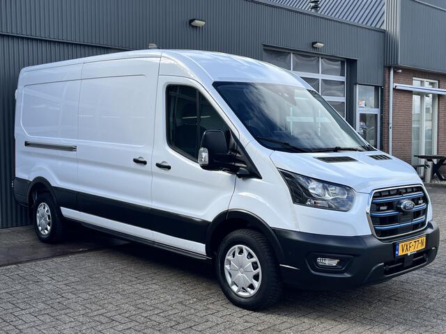 Ford E-Transit 350 L3H2 Trend 68 kWh Kastinrichting Werkplaatsinrichting Airco Cruise controle 360° Camera Navigatiesysteem Telefoonverbinding Parkeersensoren voor en achter 2-Persoons Oplaadkabels Stoelverwarming Bottinrichting