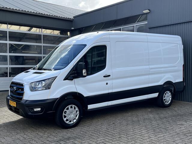 Ford E-Transit 350 L3H2 Trend 68 kWh Kastinrichting Werkplaatsinrichting Airco Cruise controle 360° Camera Navigatiesysteem Telefoonverbinding Parkeersensoren voor en achter 2-Persoons Oplaadkabels Stoelverwarming Bottinrichting