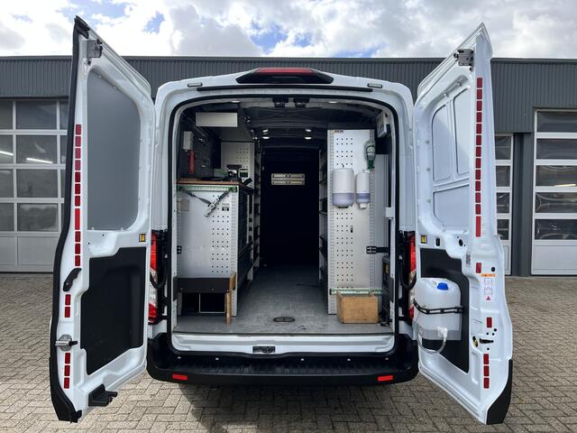 Ford E-Transit 350 L3H2 Trend 68 kWh Kastinrichting Werkplaatsinrichting Airco Cruise controle 360° Camera Navigatiesysteem Telefoonverbinding Parkeersensoren voor en achter 2-Persoons Oplaadkabels Stoelverwarming Bottinrichting