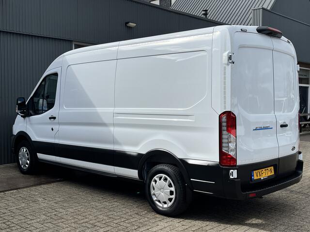 Ford E-Transit 350 L3H2 Trend 68 kWh Kastinrichting Werkplaatsinrichting Airco Cruise controle 360° Camera Navigatiesysteem Telefoonverbinding Parkeersensoren voor en achter 2-Persoons Oplaadkabels Stoelverwarming Bottinrichting