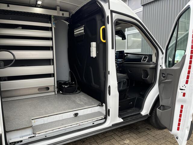 Ford E-Transit 350 L3H2 Trend 68 kWh Kastinrichting Werkplaatsinrichting Airco Cruise controle 360° Camera Navigatiesysteem Telefoonverbinding Parkeersensoren voor en achter 2-Persoons Oplaadkabels Stoelverwarming Bottinrichting
