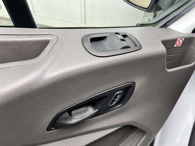 Ford E-Transit 350 L3H2 Trend 68 kWh Kastinrichting Werkplaatsinrichting Airco Cruise controle 360° Camera Navigatiesysteem Telefoonverbinding Parkeersensoren voor en achter 2-Persoons Oplaadkabels Stoelverwarming Bottinrichting