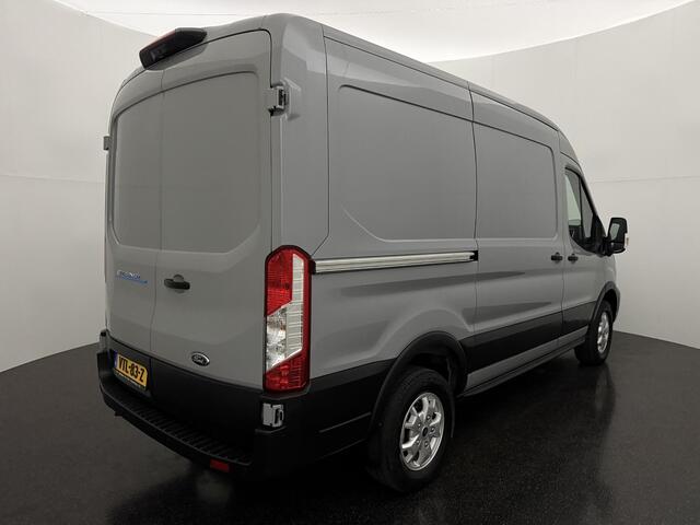 Ford E-Transit 350 L2H2 Trend 68 kWh met o.a. een 360 graden camera, Adaptieve Cruise Control, Dodehoek detectie en 16 inch lichtmetalen velgen