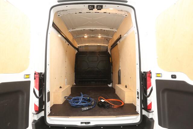 Ford E-Transit 68 kWh L2H3 | Snelladen | SOH 97% | Clima | 360° Camera | Cruise | 3 Zits | Carplay | Navi