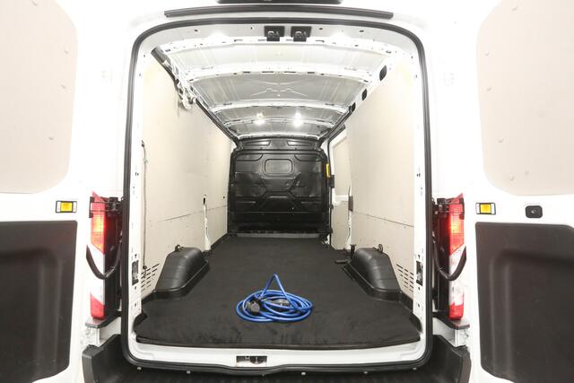 Ford E-Transit 68 kWh L3H2 | Snelladen | SOH 96% | 360° Camera | Clima | Cruise | 3 Zits | Carplay | Navi | Parkeersens.