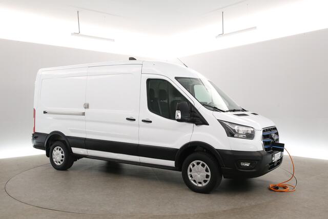 Ford E-Transit 68 kWh L3H2 | Snelladen | SOH 96% | 360° Camera | Clima | Cruise | 3 Zits | Carplay | Navi | Parkeersens.