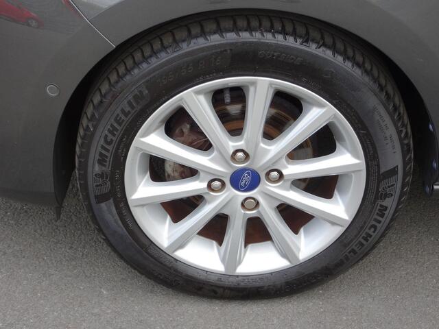 Ford FIESTA 1.0 EcoBoost Titanium Automatische airco, stuurverwarming, stoelverwarming, navigatie, parkeersensoren voor en achter, licht metalen velgen,enz,enz.