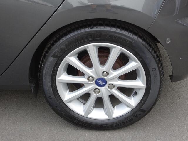 Ford FIESTA 1.0 EcoBoost Titanium Automatische airco, stuurverwarming, stoelverwarming, navigatie, parkeersensoren voor en achter, licht metalen velgen,enz,enz.