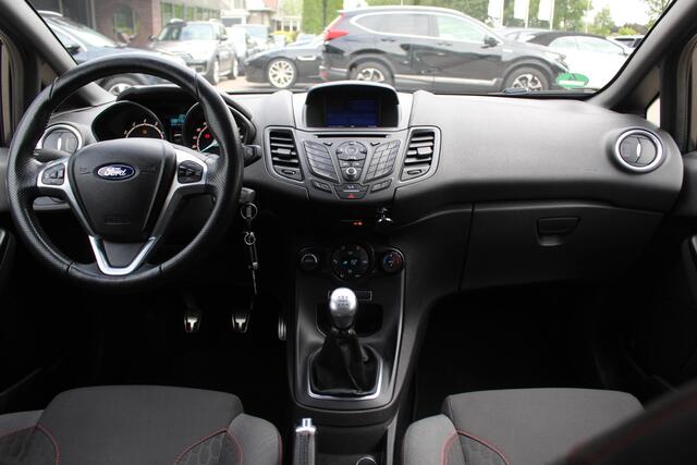 Ford FIESTA 1.0 EcoBoost ST Line / Navigatie / Parkeerhulp achter / 17'' / Xenon / DAB / Getint glas / Cruise Control