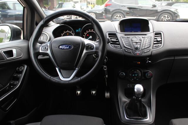 Ford FIESTA 1.0 EcoBoost ST Line / Navigatie / Parkeerhulp achter / 17'' / Xenon / DAB / Getint glas / Cruise Control