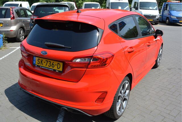Ford FIESTA 1.0 EcoBoost ST-Line Super mooi rood, met alle functies erop die je wilt hebben voor deze mooie ST-line. De functies, zoals carplay, navigatie, airco en cruisecontrol.