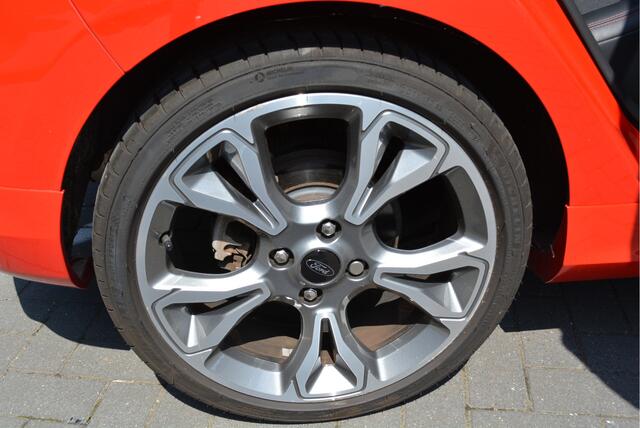 Ford FIESTA 1.0 EcoBoost ST-Line Super mooi rood, met alle functies erop die je wilt hebben voor deze mooie ST-line. De functies, zoals carplay, navigatie, airco en cruisecontrol.