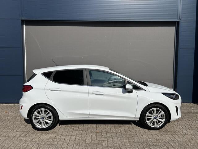 Ford FIESTA 1.0 EcoBoost Hybrid Titanium | Lage Km stand 25000 | Trekhaak | All Season banden | Climate control | Navigatie | Stoel / Suur en Voorruit verwarming | Cruise control | LED Apple Carplay/ Android Auto Parkeersensoren