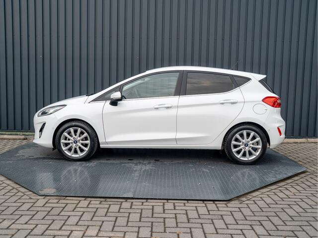 Ford FIESTA 1.0 EcoB. Aut. Titanium | Trekhaak | Stoel & Stuur verw. | Camera | Navi | PDC V&A | Prijs Rijklaar!!