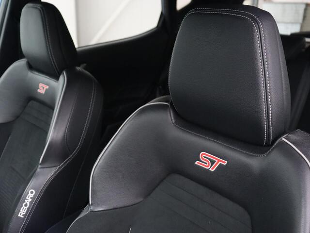 Ford FIESTA 1.5 EcoBoost ST-3 | Origineel NL | 1e eigenaar | Stoelverwarming | B&O Sound | Half leder | Carplay | Navigatie | Stuurverwarming | Full LED | Parkeerhulp