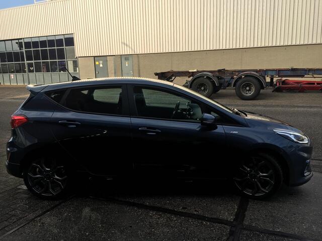 Ford FIESTA 1.0 EcoBoost ST-Line Climate Controle | Cruise Controle | Navigatie | Parkeer sensoren achter | Radio/DAB en Car Apple play | 17 Inch Velgen met all-season banden | ST Achter Spoiler | Voorruit verwarming | NAP | Nederlandse auto |