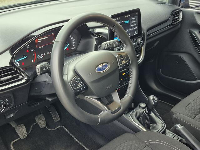 Ford FIESTA 1.0 EcoBoost Hybrid Titanium | Parkeersensoren | Keyless Entry | Stoel en Stuurverwarming | Voorruitverwarming | Navigatie via Apple Carplay of Android Auto |