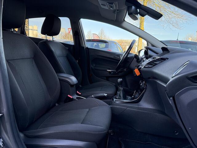 Ford FIESTA 1.0 EcoBoost Titanium Navi,Trekhaak,Clima,Cruise,Pdc,5 Deurs,Lm velgen,D-riem recent vv,Nieuwe Apk bij Aflevering