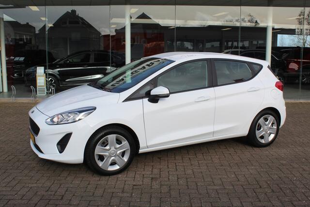 Ford FIESTA 1.1-71pk Trend 5drs. Erg nette Ford Fiesta voor nog jaren rijplezier ! Airco, parkeersensoren achter, navigatie, telefoonvoorb., DAB, inklapbare buitenspiegels etc.