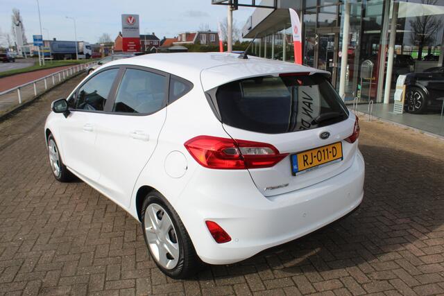 Ford FIESTA 1.1-71pk Trend 5drs. Erg nette Ford Fiesta voor nog jaren rijplezier ! Airco, parkeersensoren achter, navigatie, telefoonvoorb., DAB, inklapbare buitenspiegels etc.