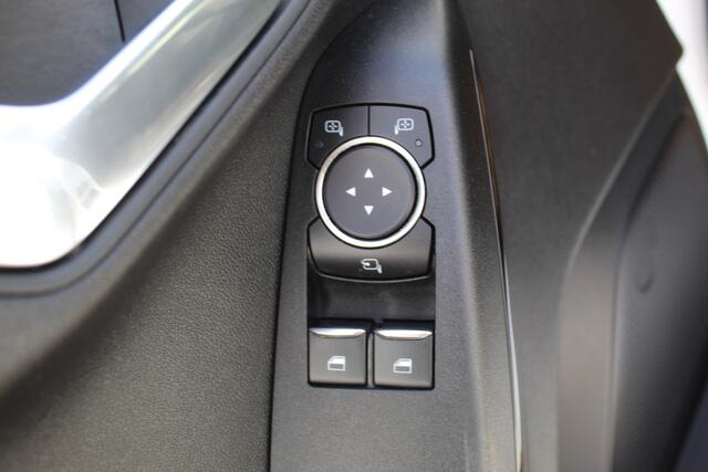 Ford FIESTA 1.1-71pk Trend 5drs. Erg nette Ford Fiesta voor nog jaren rijplezier ! Airco, parkeersensoren achter, navigatie, telefoonvoorb., DAB, inklapbare buitenspiegels etc.