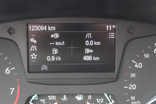 Ford FIESTA 1.1-71pk Trend 5drs. Erg nette Ford Fiesta voor nog jaren rijplezier ! Airco, parkeersensoren achter, navigatie, telefoonvoorb., DAB, inklapbare buitenspiegels etc.