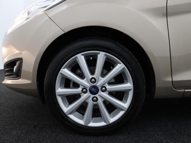 Ford FIESTA 1.0 EcoBoost Titanium Trekhaak, Bluetooth, Cruise control, Parkeersensor achter, Regensensor, Verwarmd voorruit, Lichtmetalen velgen 16, Ontdek deze sportieve en betrouwbare Ford Fiesta 1.0 EcoBoost Titanium uit 2017 met handgeschakelde transmissie. Dankz