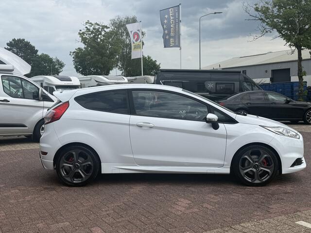 Ford FIESTA 1.6 ST2 182 pk navi climate ctr Recaro stoelen PDC a half leder dagrijverlichting led