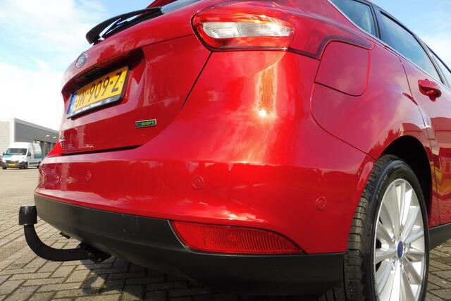 Ford FOCUS 125pk Titanium Ecc CrC Parkassist Navi 17i lmv Trekhaak nwe distributie
