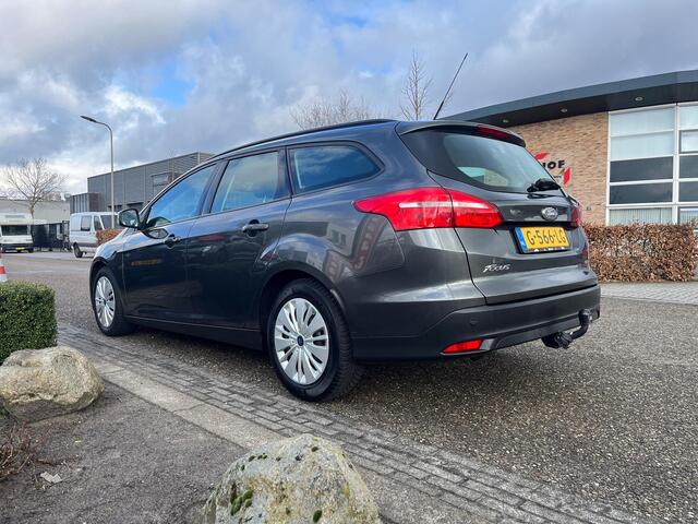 Ford FOCUS Wagon 1.0 Titanium | Cruise Control | Trekhaak | Carplay | NAVI | Parkeersensoren achter | Climate Control