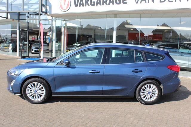 Ford FOCUS Wagon 1.0-125pk EcoBoost Mild-hybrid Titanium. Mooie, ruime, luxe en comfortabele Ford Focus wagon. Volautm. airco dual, camera, stoel-, stuur- en voorraamverw., easy entry/easy go, cruise control, Isofix, side- en lane assist, parkeersensoren v+a, LM wie