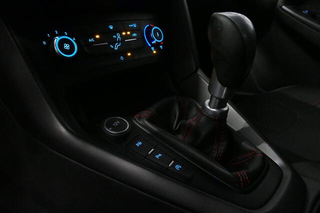 Ford FOCUS 1.5 Red Edition / Orig. Nederlands / Speciale uitvoering / Black Style / Navigatie / Cruise Control / 18'' LMV / Sportstoelen / Parkeerassistent / Parkeersensoren v+ a / Buitenspiegels elektr. inklap- & verwarmbaar / Airco / Dakspoiler / Privacy glas / Be
