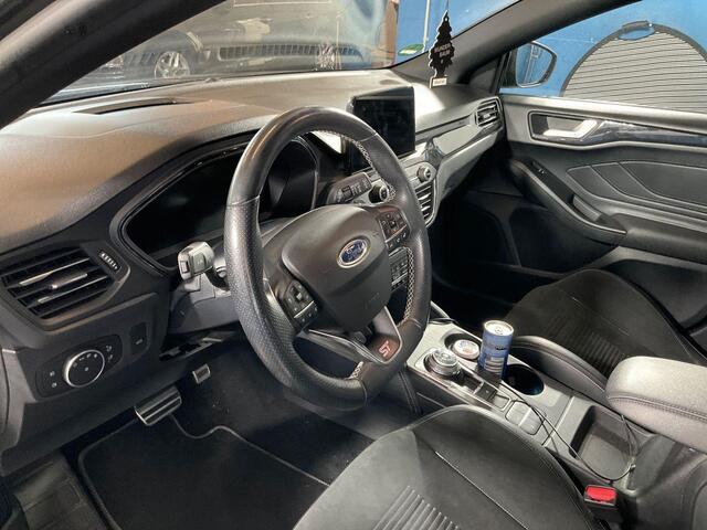 Ford FOCUS Wagon 2.3 EcoBoost ST-3 | Automaat 280pk! | Panoramadak | Winter Pack | Adaptive cruise control | Adaptive LED | Head up Display | Camera | 2 bandensets