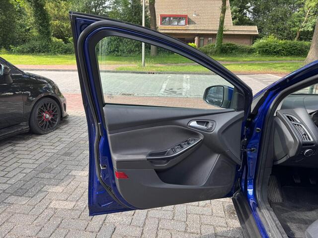 Ford FOCUS 1.0 Titanium Airco/Lichtmetalen velgen/Navi/Parkeersensoren